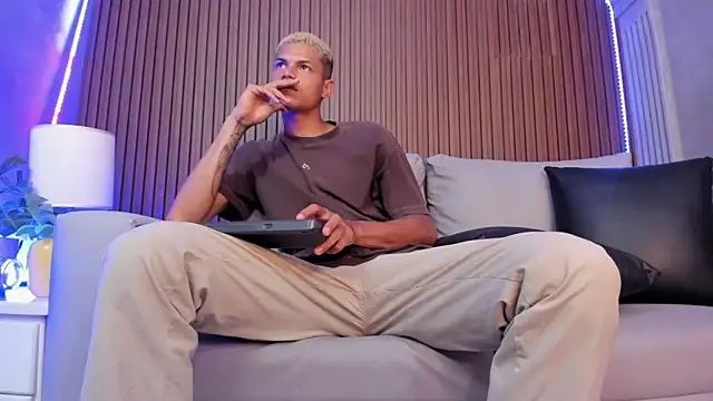 Snapshot of Omen20_ chatting on April 9, 12:21 pm Omen20 online show from April 9, 12:21 pm