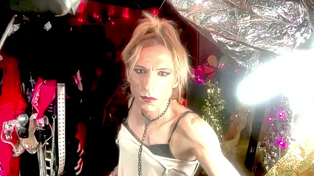 Snapshot of TgirlBrat chatting on June 6, 8:19 am TgirlBrat online show from June 6, 8:19 am