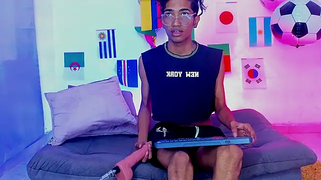 triiangel latinboy online show from July 19, 12:42 pm