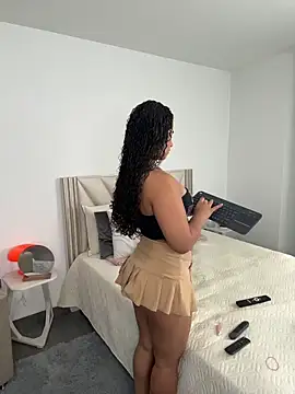 ZaraReyes online show from June 11, 12:03 pm
