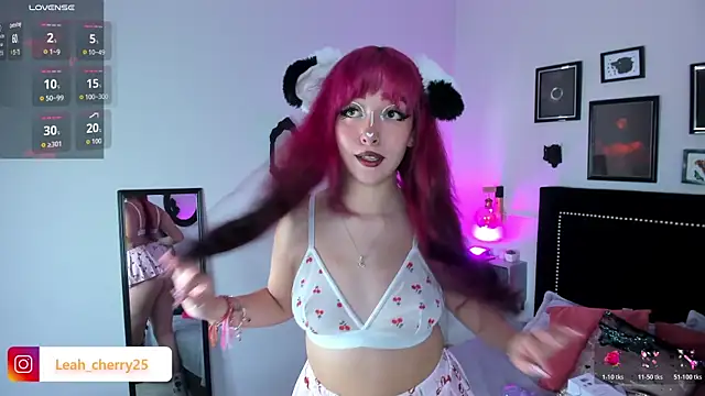 Snapshot of Leah_cherry chatting on April 30, 11:20 pm Leah cherry online show from April 30, 11:20 pm