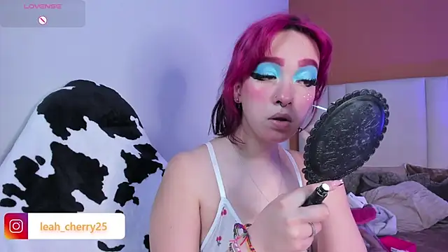 Snapshot of Leah_cherry chatting on May 7, 10:48 pm Leah cherry online show from May 7, 10:48 pm