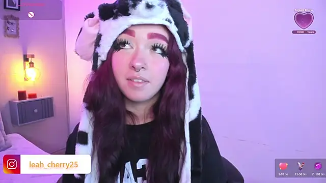 Snapshot of Leah_cherry chatting on May 20, 9:43 pm Leah cherry online show from May 20, 9:43 pm