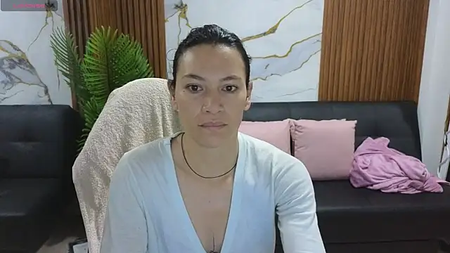 Snapshot of alonddra_tay chatting on June 9, 11:33 am alonddra tay online show from June 9, 11:33 am