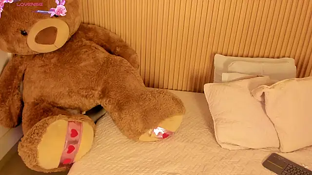 SamanthaBloom online show from April 11, 8:24 pm