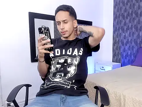 Snapshot of Zack_isback chatting on April 9, 11:43 pm Zack isback online show from April 9, 11:43 pm