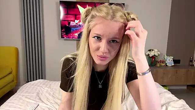 Snapshot of moonavelle chatting on July 14, 9:09 pm moonavelle online show from July 14, 9:09 pm