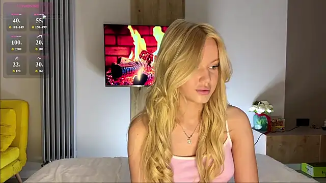 Snapshot of moonavelle chatting on July 23, 9:24 pm moonavelle online show from July 23, 9:24 pm