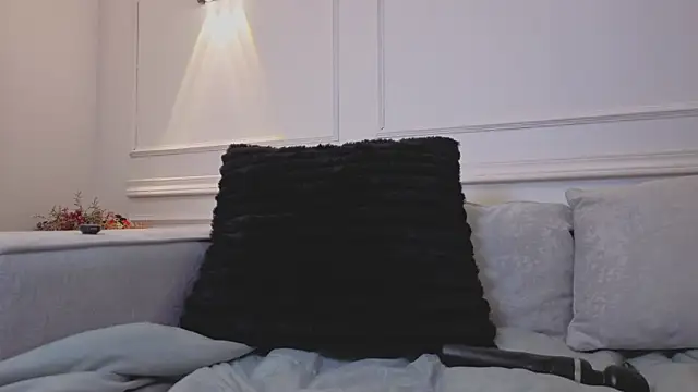 giigii hadidd online show from June 17, 7:26 pm