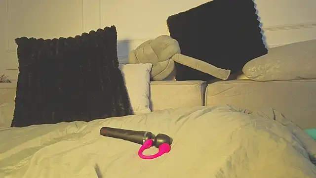 giigii hadidd online show from July 11, 7:27 pm
