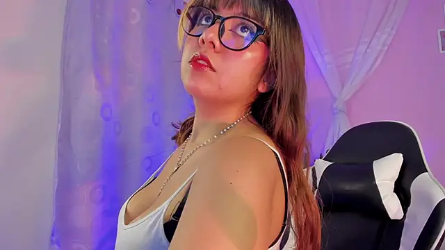 Snapshot of honey_m00n chatting on April 10, 6:45 pm honey m00n online show from April 10, 6:45 pm