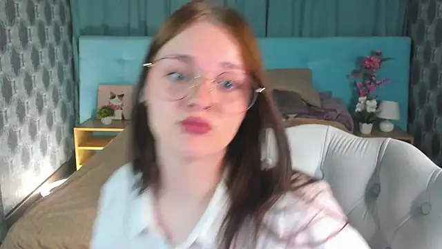 Snapshot of Emilly_Hiil chatting on May 18, 12:51 am Emilly Hiil online show from May 18, 12:51 am