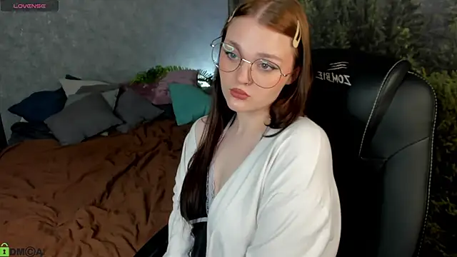 Snapshot of Emilly_Hiil chatting on May 21, 12:50 am Emilly Hiil online show from May 21, 12:50 am