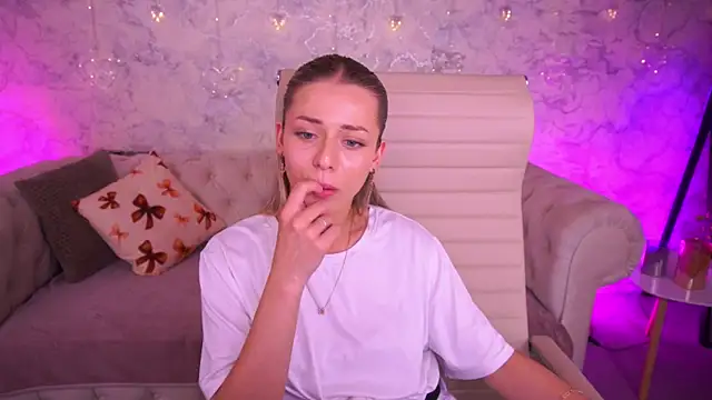 Snapshot of DoveLovee chatting on May 11, 2:45 pm DoveLovee online show from May 11, 2:45 pm