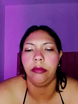 Snapshot of Izel_ chatting on April 24, 4:04 am Izel online show from April 24, 4:04 am