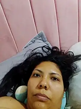 Snapshot of Izel_ chatting on May 3, 10:05 pm Izel online show from May 3, 10:05 pm
