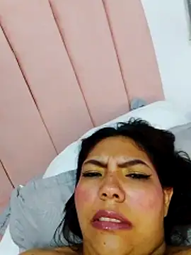 Snapshot of Izel_ chatting on June 3, 5:10 am Izel online show from June 3, 5:10 am