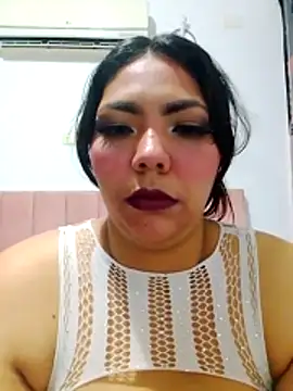 Snapshot of Izel_ chatting on June 5, 3:24 am Izel online show from June 5, 3:24 am