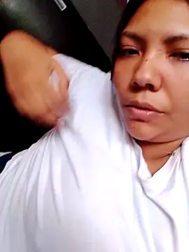 Snapshot of Izel_ chatting on June 7, 10:02 pm Izel online show from June 7, 10:02 pm