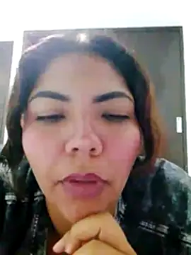 Snapshot of Izel_ chatting on June 11, 3:15 am Izel online show from June 11, 3:15 am