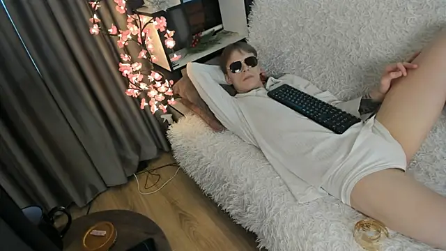 TwinkWhite online show from June 14, 2:24 am