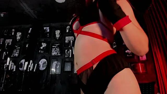 Hanna Hex online show from June 20, 12:30 pm