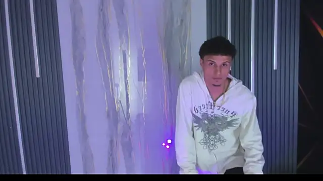 Snapshot of The_King_Swit chatting on April 10, 10:58 pm The King Swit online show from April 10, 10:58 pm