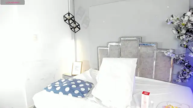 Snapshot of Veronicacarper chatting on April 15, 3:35 am Veronicacarper online show from April 15, 3:35 am