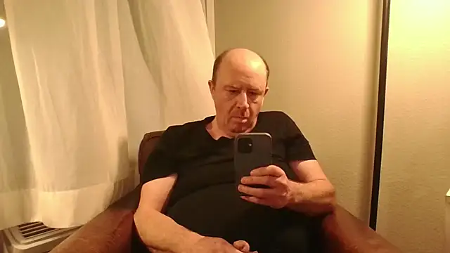 Snapshot of CallumBee chatting on April 17, 4:37 am CallumBee online show from April 17, 4:37 am