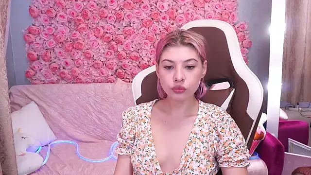 PinkyTrix online show from June 2, 5:42 am