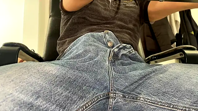 cumnerd00 online show from April 12, 11:37 am