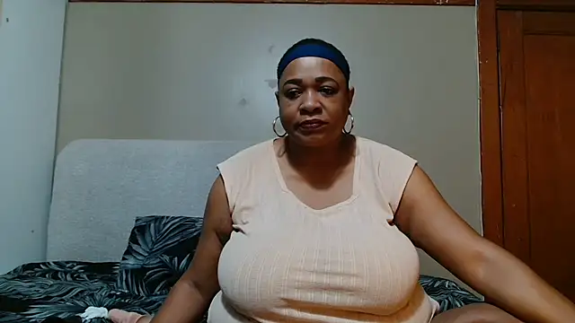 BUSTYQUEEN56  online show from June 20, 7:16 pm