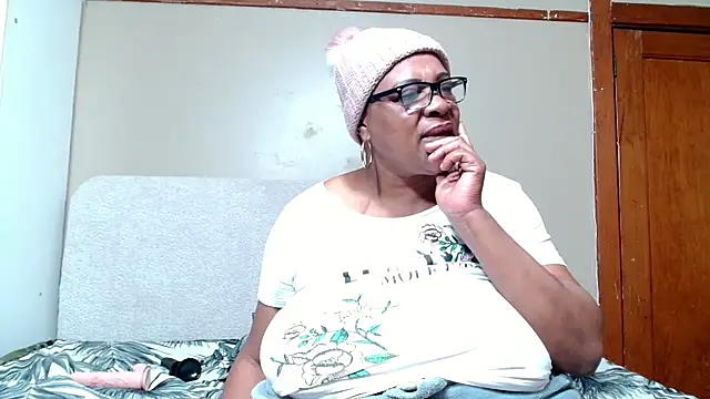 BUSTYQUEEN56  online show from July 8, 7:07 pm