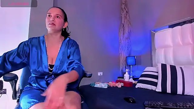 Snapshot of MILF_AURORA chatting on June 5, 9:31 pm MILF AURORA online show from June 5, 9:31 pm