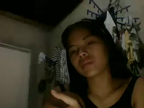 Snapshot of trixiavia chatting on April 13, 3:17 pm trixiavia online show from April 13, 3:17 pm