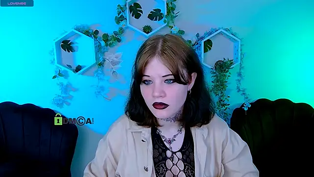 nikki kiss  online show from June 12, 8:35 am