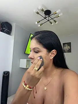 Snapshot of Elara_Luxe chatting on July 7, 8:02 pm Elara Luxe online show from July 7, 8:02 pm