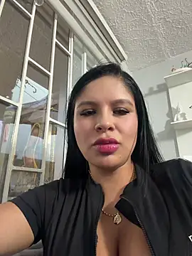 Snapshot of Elara_Luxe chatting on July 21, 11:07 pm Elara Luxe online show from July 21, 11:07 pm