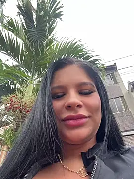 Snapshot of Elara_Luxe chatting on July 27, 10:17 pm Elara Luxe online show from July 27, 10:17 pm