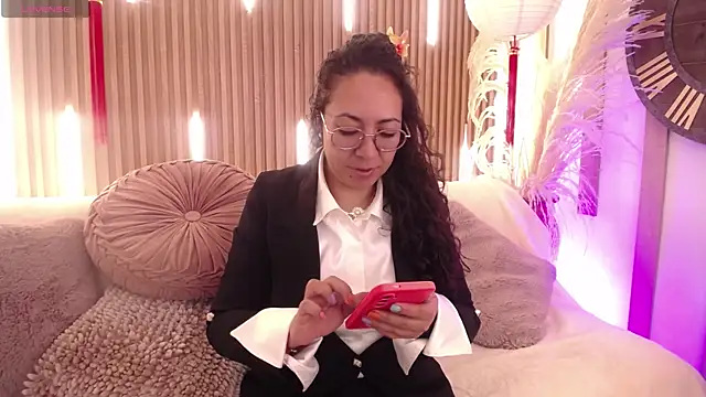 Snapshot of Velvet_Curly chatting on May 13, 12:35 pm Velvet Curly online show from May 13, 12:35 pm