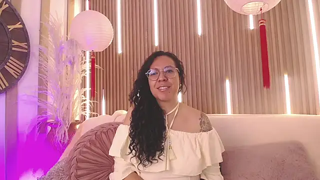 Snapshot of Velvet_Curly chatting on May 14, 12:23 pm Velvet Curly online show from May 14, 12:23 pm