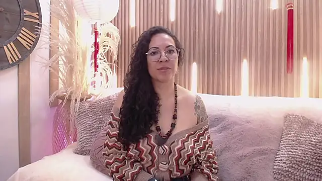 Snapshot of Velvet_Curly chatting on May 15, 12:45 pm Velvet Curly online show from May 15, 12:45 pm