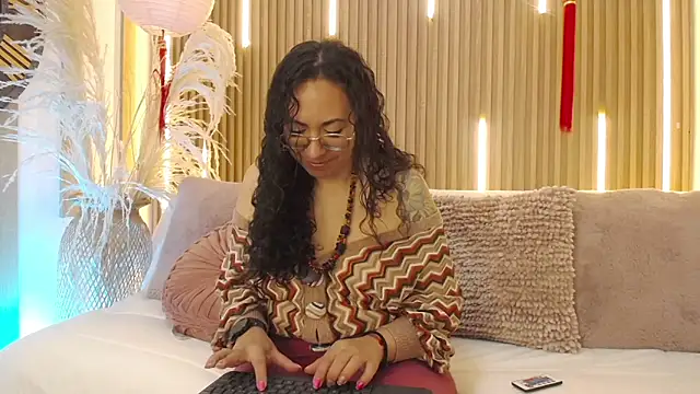 Snapshot of Velvet_Curly chatting on May 30, 12:24 pm Velvet Curly online show from May 30, 12:24 pm