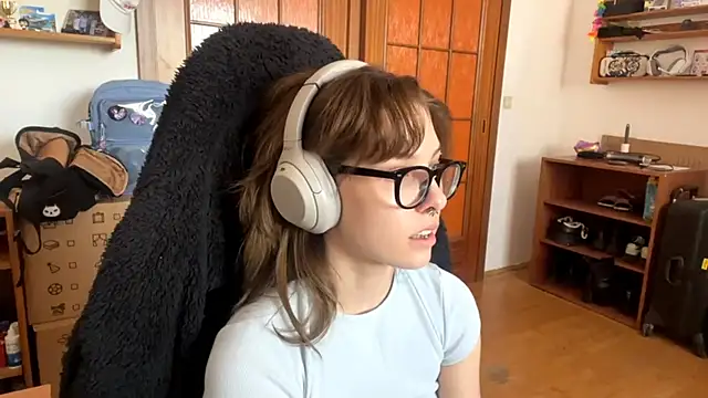 Snapshot of PillowPeachX chatting on April 22, 2:07 pm PillowPeachX online show from April 22, 2:07 pm