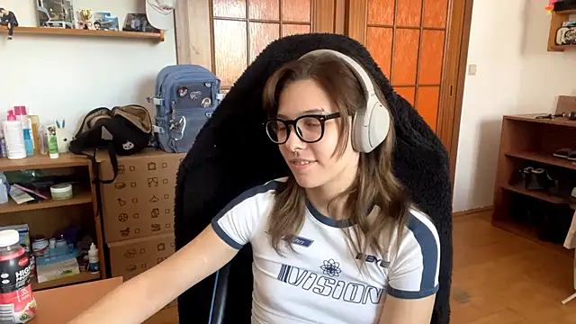 Snapshot of PillowPeachX chatting on April 29, 2:32 pm PillowPeachX online show from April 29, 2:32 pm