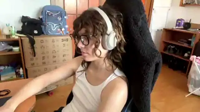Snapshot of PillowPeachX chatting on May 4, 2:46 pm PillowPeachX online show from May 4, 2:46 pm