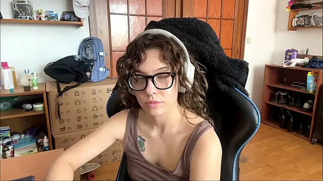 Snapshot of PillowPeachX chatting on May 10, 9:36 am PillowPeachX online show from May 10, 9:36 am
