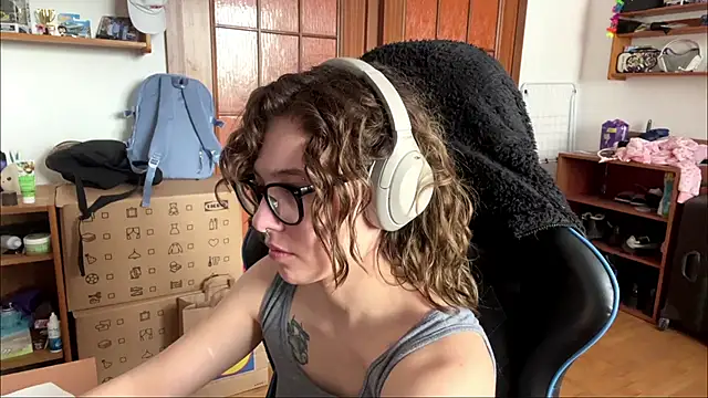 Snapshot of PillowPeachX chatting on May 15, 9:16 am PillowPeachX online show from May 15, 9:16 am