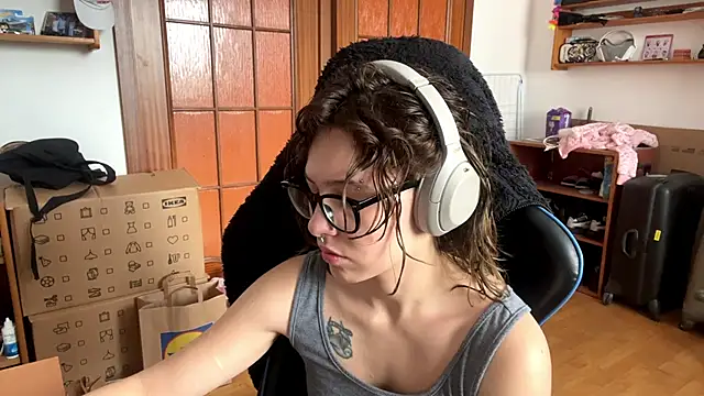 Snapshot of PillowPeachX chatting on May 17, 8:34 am PillowPeachX online show from May 17, 8:34 am
