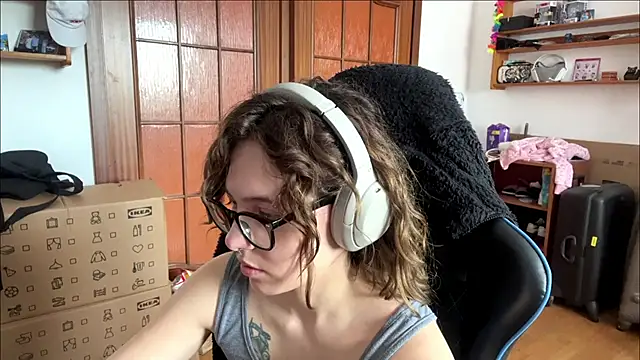 Snapshot of PillowPeachX chatting on May 19, 9:37 am PillowPeachX online show from May 19, 9:37 am